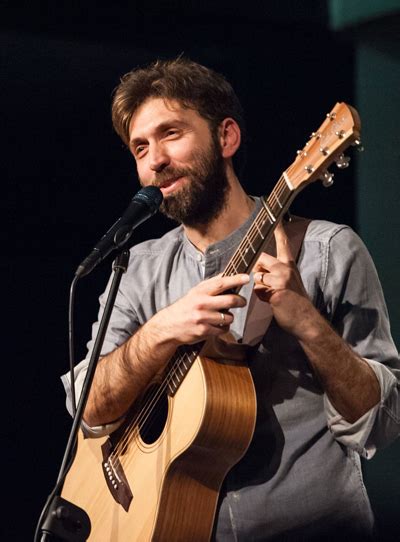 La Sfida di Trasformazione: Quando Tommaso Paradiso Si È Lanciato in una Metamorfosi Artistica Stupefacente